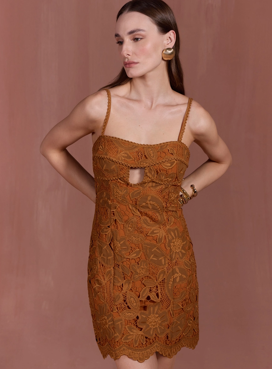 Vestido Curto Bordado Floral