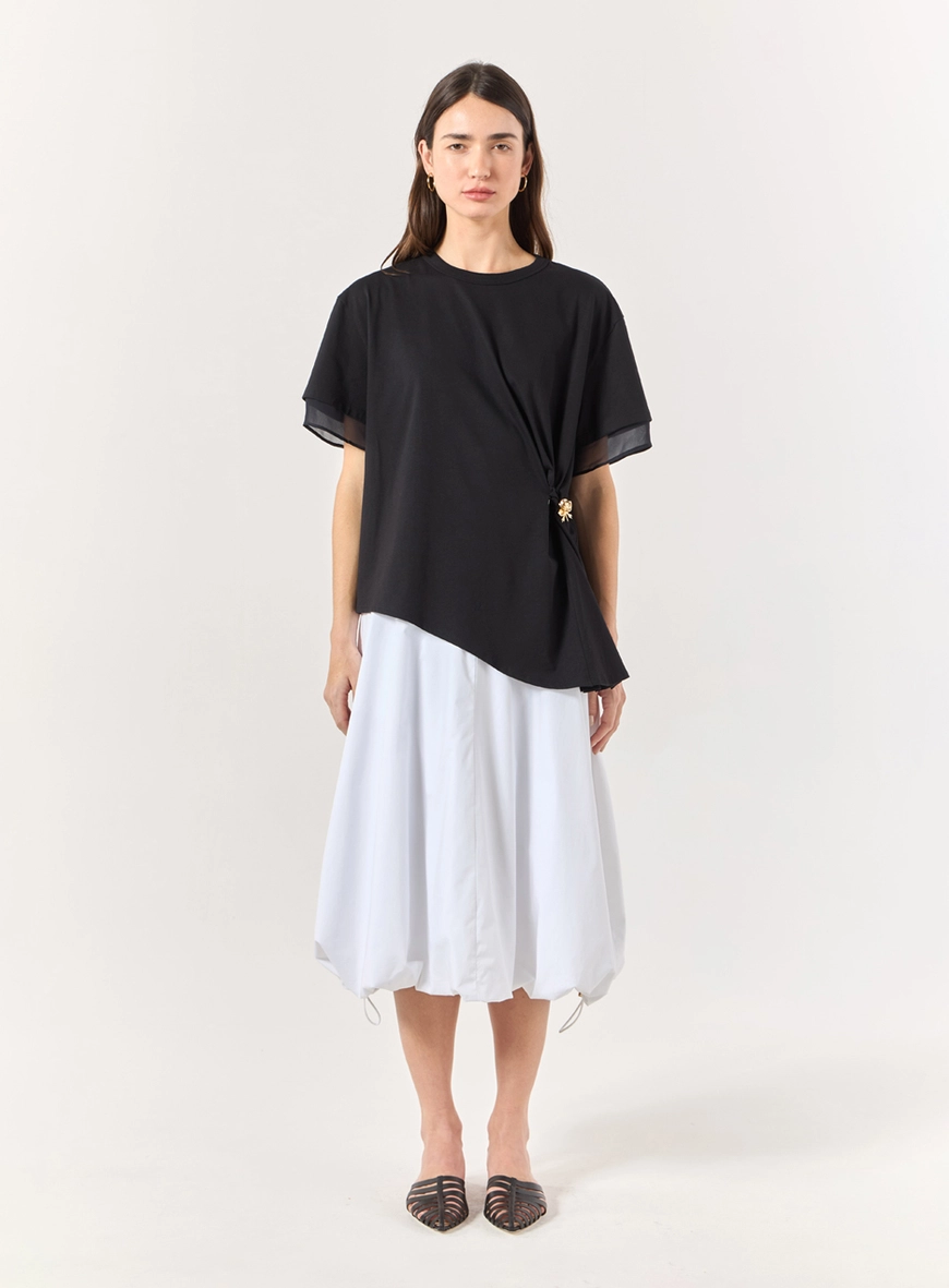 T-shirt Malha Detalhe Broche