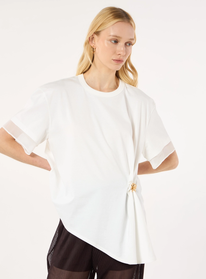 T-shirt Malha Detalhe Broche