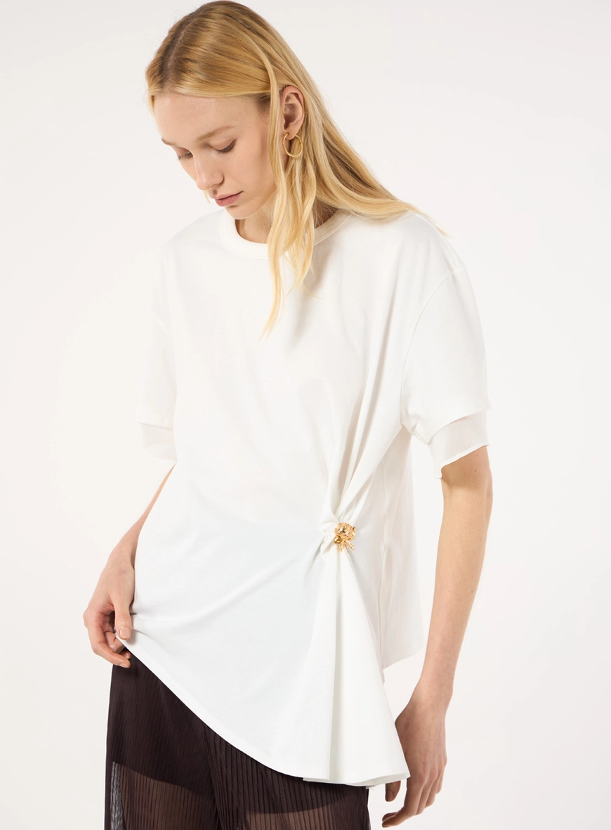 T-shirt Malha Detalhe Broche