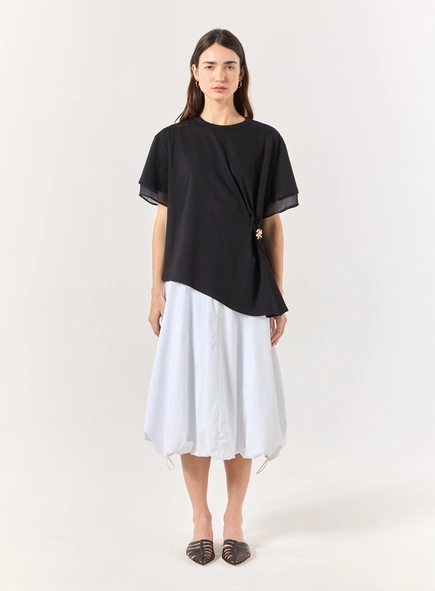 T-shirt Malha Detalhe Broche
